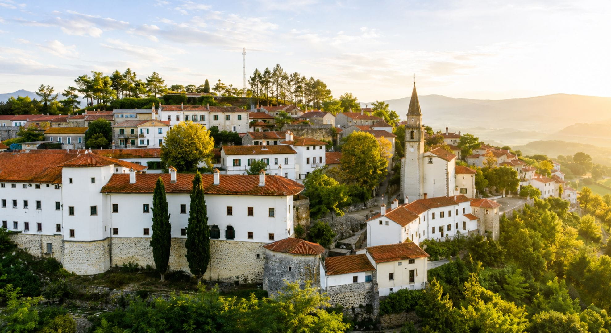 Izlet iz Kopra v Štanjel Kamnita kraška vas Štanjel z gradom