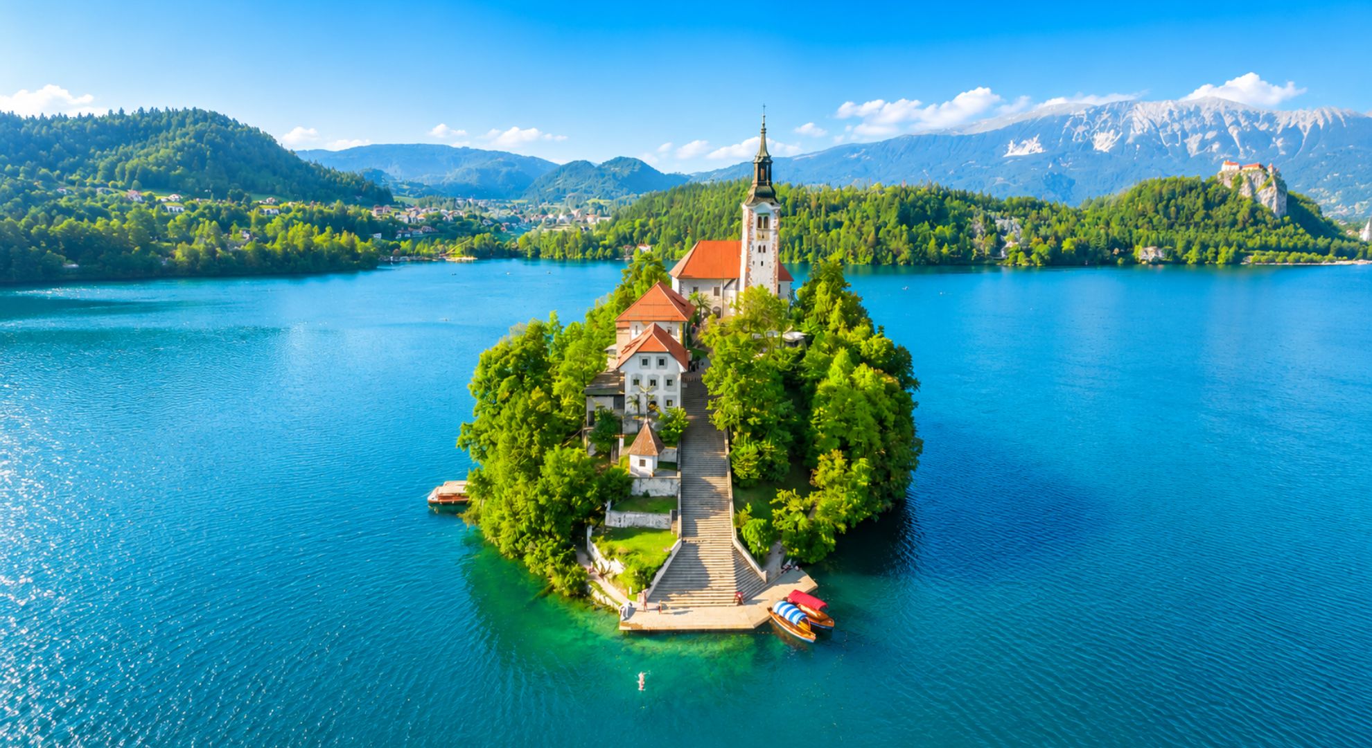 Izlet iz Ljubljane na Bled Blejsko jezero z otokom in gorami v ozadju