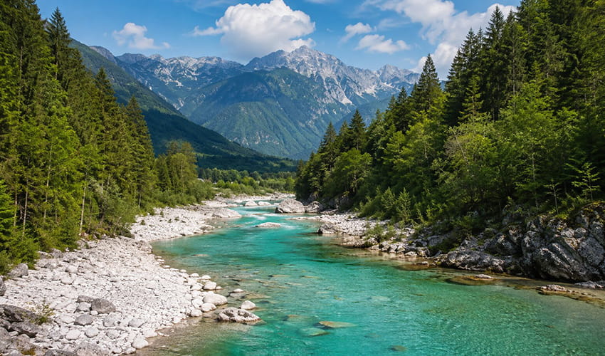 Reka Soča v Soški dolini v Sloveniji
